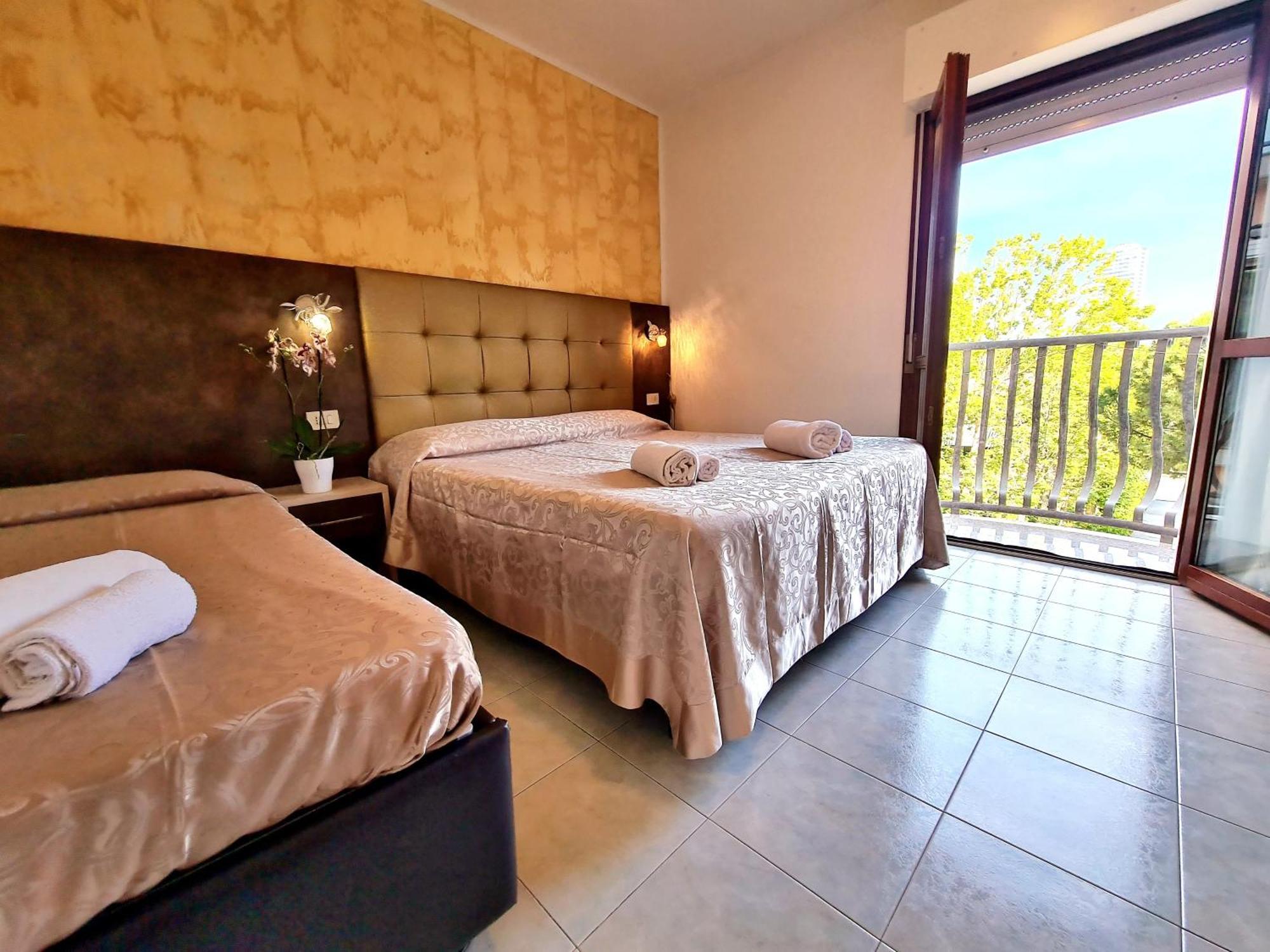Hotel Laura Cesenatico Quarto foto